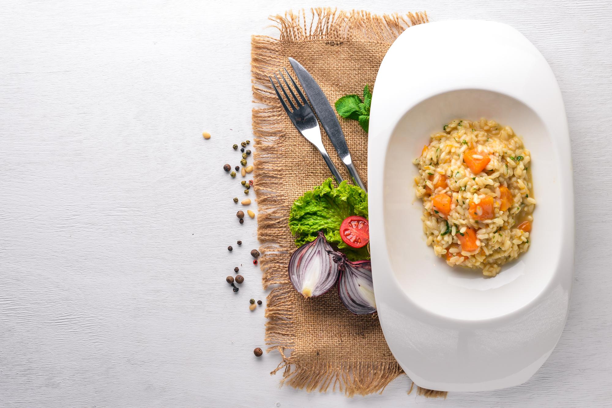 Talerz z kolorowym risotto przygotowanym na kursie